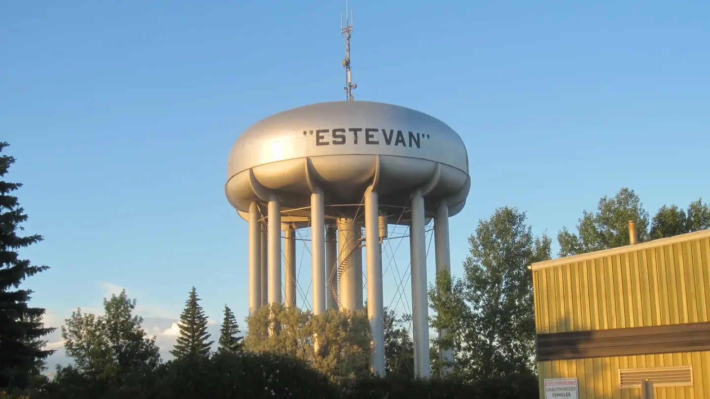 Real Pest Control exterminator servicing an Estevan, Saskatchewan residential street